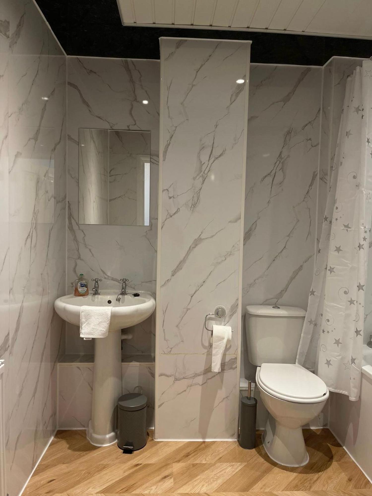 Eldridge Court Apartment Dagenham Dış mekan fotoğraf